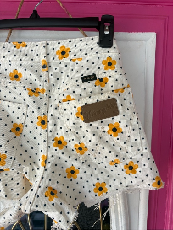 Wrangler Pants - Wrangler White Floral Polka Dot Jean Shorts. RARE